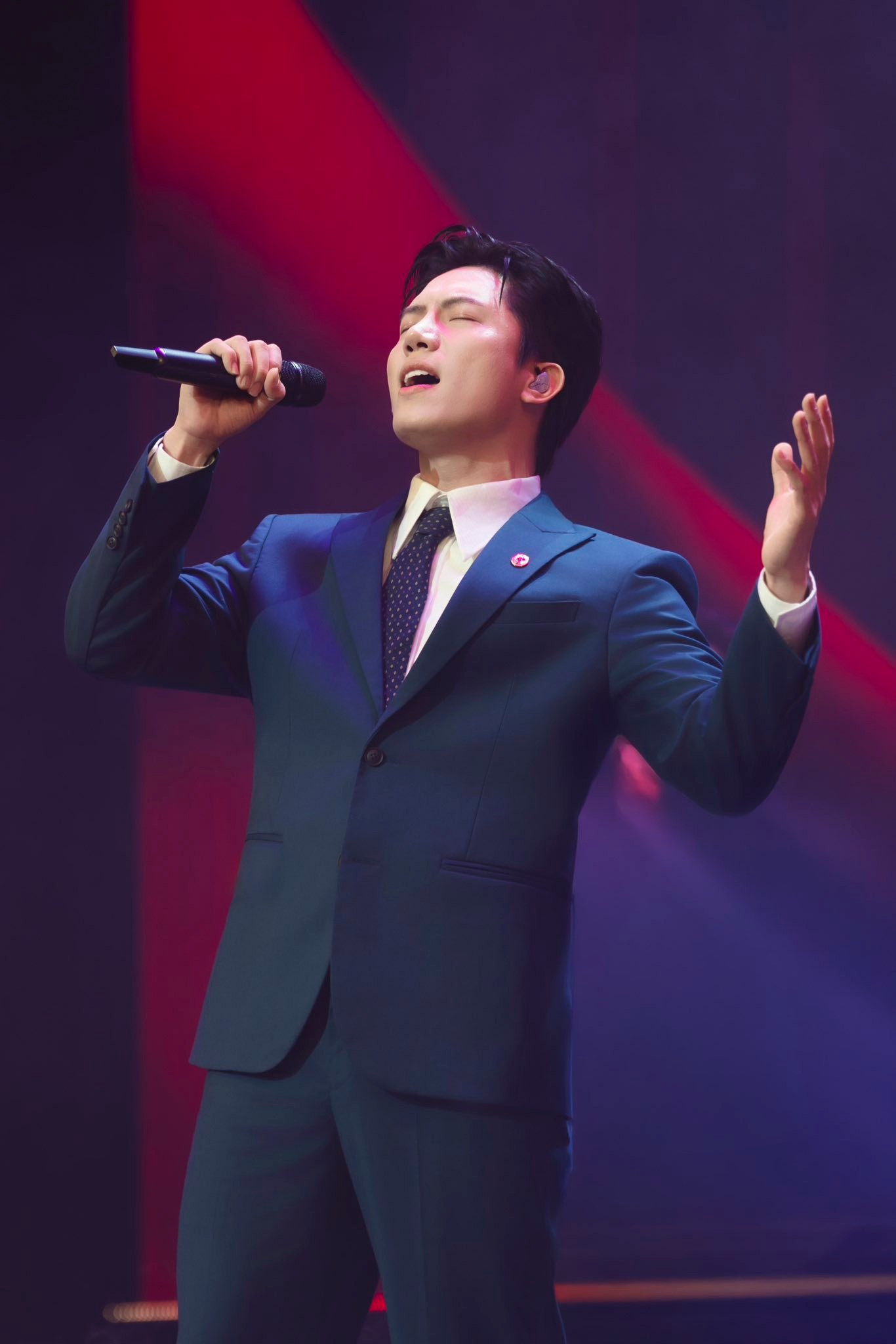 Nam ca sĩ đắt show bậc nhất showbiz và chuyện xúc động đằng sau ca khúc