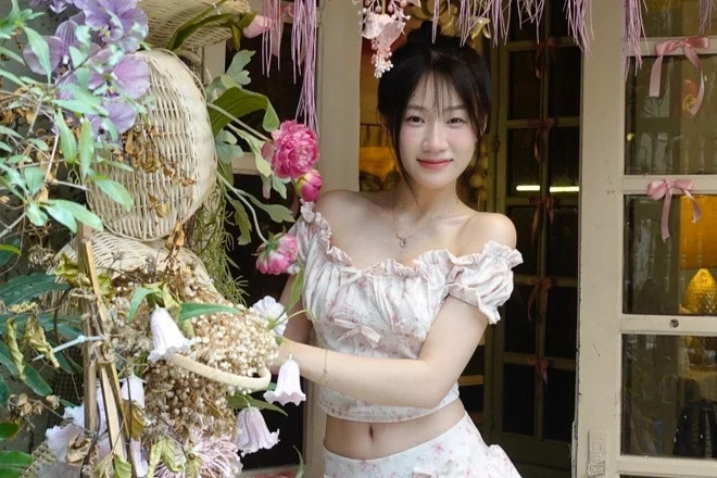 Về ngoại hình, Lan Anh gây thiện cảm bởi vẻ đẹp nhẹ nhàng, không quá cầu kỳ. Cô thường xuất hiện với phong cách năng động, gần gũi,