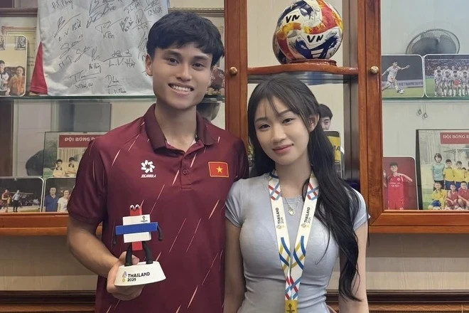 Tiền vệ Phạm Minh Phúc (sinh năm 2004) không chỉ được nhắc đến bởi ấn tượng trên sân cỏ mà còn gây chú ý với chuyện tình cảm ngọt ngào với Hoàng Lan Anh, nữ TikToker sở hữu hàng triệu lượt theo dõi.