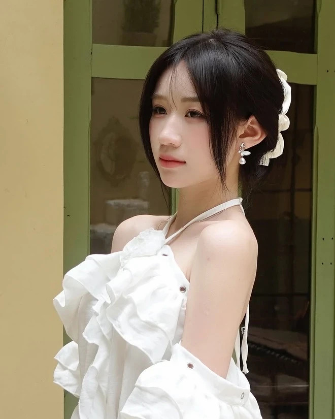 Hoàng Lan Anh sinh năm 2004, bằng tuổi bạn trai, thuộc thế hệ Z. Cô được nhiều khán giả trẻ yêu thích nhờ ngoại hình xinh xắn, gương mặt sáng và phong cách trẻ trung.