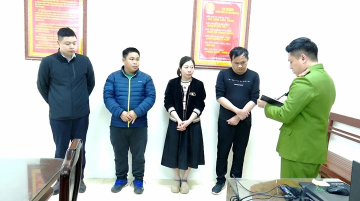 4 người trong đường dây