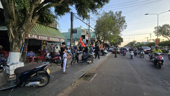 Rất đông người dân có mặt trước trụ sở ngân hàng.