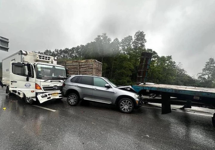 Một vụ tai nạn giao thông liên hoàn trong ngày nghỉ Tết Dương lịch.