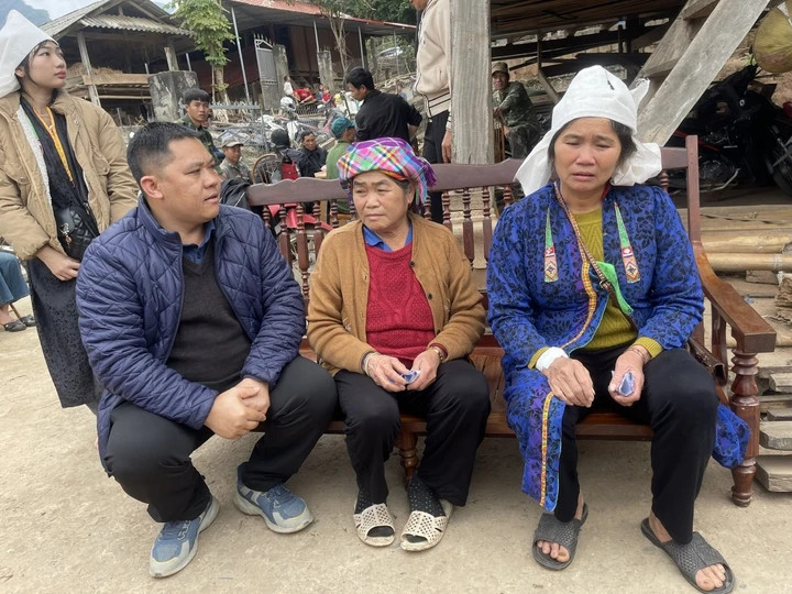 Ông Hoàng Văn Học, Phó Chủ tịch UBND xã Mường Giôn đến thăm hỏi, chia buồn cùng gia đình nạn nhân. (Ảnh: TTDV Tổng hợp xã Mường Giôn)