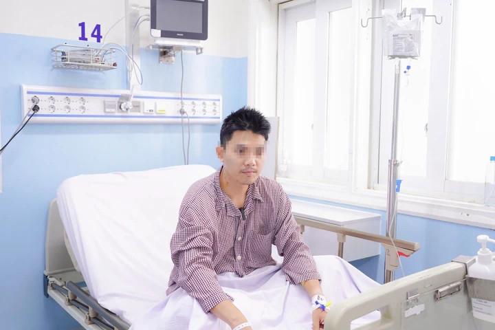 Anh H. bị ngưng tim khi đang chơi cầu lông, được đưa vào bệnh viện cấp cứu kịp thời.