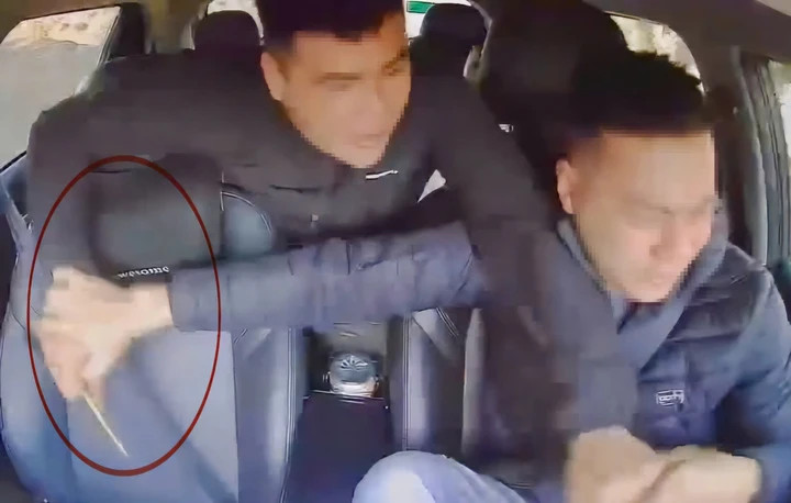 Hình ảnh hành khách tấn công tài xế T.N.T. (Ảnh cắt từ clip)