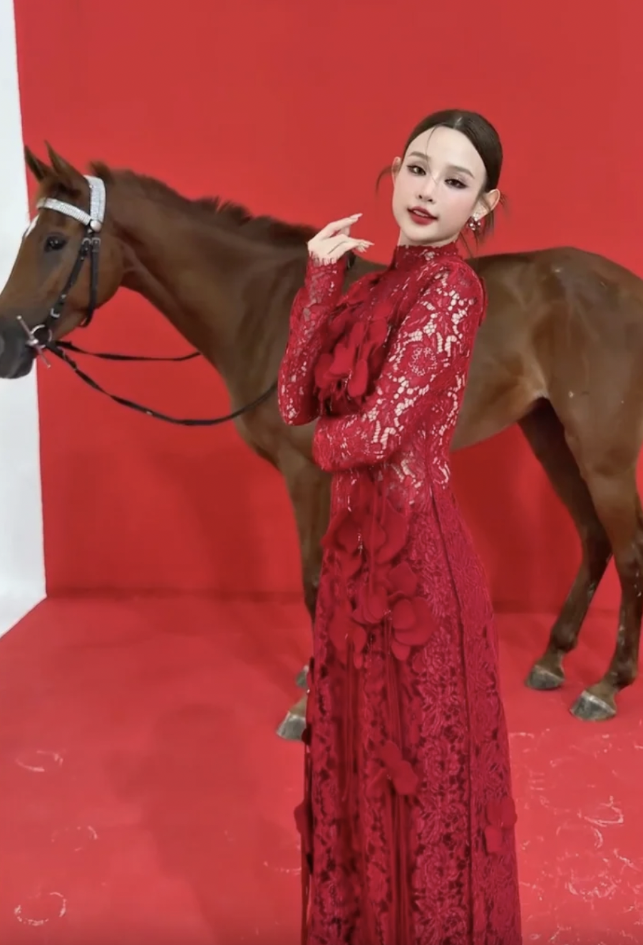 Huyền Baby nổi bật với concept đỏ rực , Chào năm mới 2026 đầy hứa hẹn - Ảnh 3.