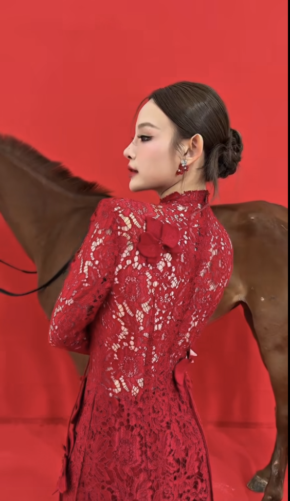 Huyền Baby nổi bật với concept đỏ rực , Chào năm mới 2026 đầy hứa hẹn - Ảnh 1.