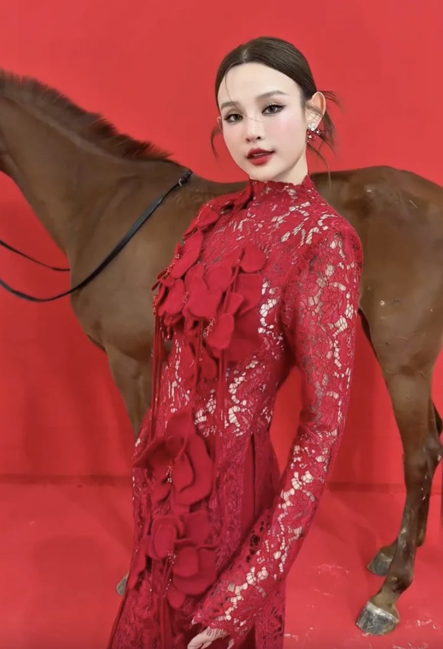 Huyền Baby nổi bật với concept đỏ rực , Chào năm mới 2026 đầy hứa hẹn - Ảnh 2.
