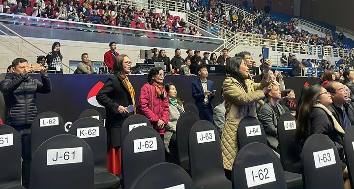 Nhiều khán giả đến chương trình mới nhận được thông báo hoãn show.