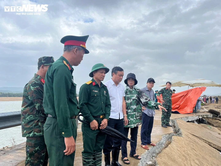 Ông Đào Mỹ (áo trắng) đến hiện trường, chỉ đạo khắc phục hậu quả.