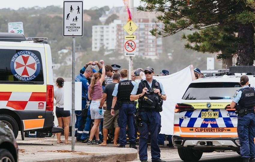 4 nguoi bi ca map tan cong australia dong cua nhieu bai bien hinh anh 1