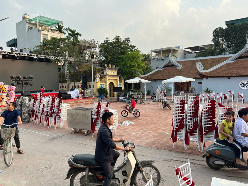 Bố Hiểu Minh bắc rạp, mẹ Lê Phát lắp máy chiếu mời bà con xem bán kết U23 châu Á插图 anh 1.jpg