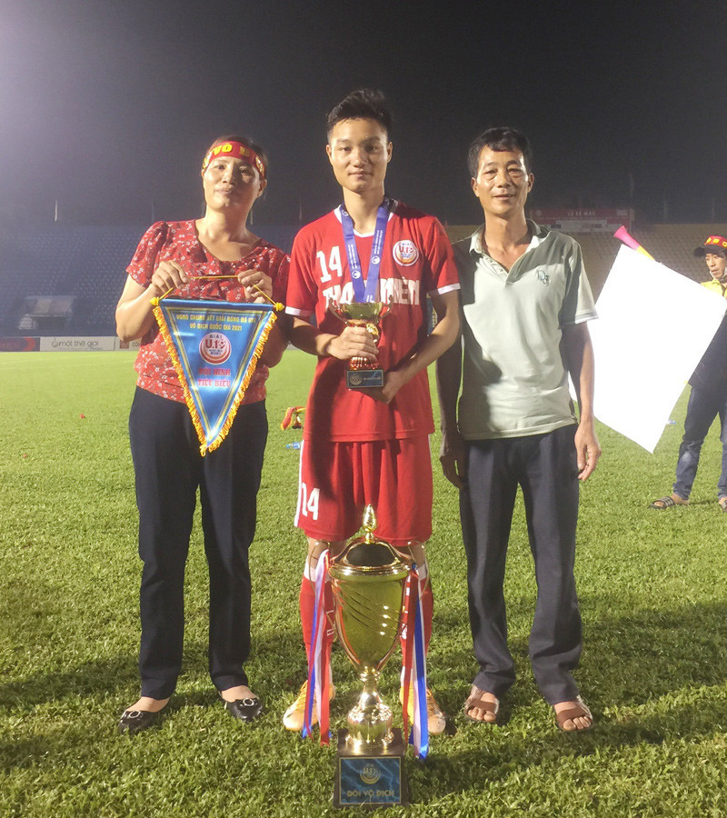 Bố Hiểu Minh bắc rạp, mẹ Lê Phát lắp máy chiếu mời bà con xem bán kết U23 châu Á插图4 anh 3.jpg