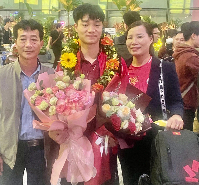 Bố tiền vệ Xuân Bắc nấu cháo gà, cùng 20 người chờ xem bán kết U23 châu Á插图 anh 1.jpg