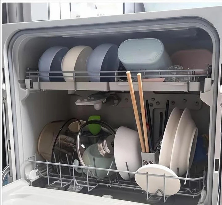 Người vợ nói rằng cô cần máy rửa bát vì nước máy mùa đông quá lạnh để rửa bằng tay. (Ảnh: 163)