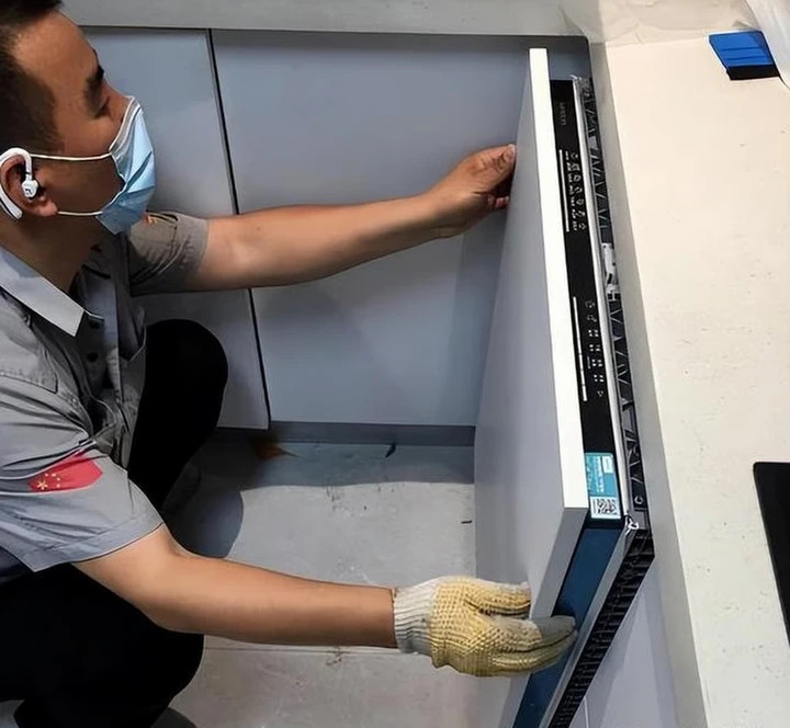 Người chồng tức giận yêu cầu người thợ lắp đặt máy rửa bát dừng công việc đang làm. (Ảnh: 163)