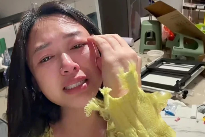 Người phụ nữ đau khổ bật khóc sau cơn thịnh nộ của chồng. (Ảnh: 163)