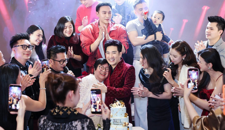 Cuộc sống 'độc thân vui vẻ' ở tuổi 45 của ca sỹ Quang Hà插图1 Nam ca sĩ đón tuổi mới bên mẹ và những đồng nghiệp thân thiết.