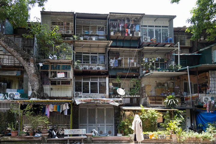 Nhiều nhà tập thể cũ có giá rao bán lên đến hàng trăm triệu đồng/m². (Ảnh: Minh Đức).