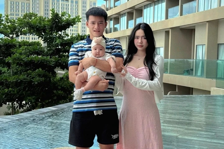 Cô thường xuyên chia sẻ những khoảnh khắc đời thường bên gia đình nhỏ. Nhiều người nhận xét Ngọc Lan giữ được nhan sắc tươi tắn, không khác nhiều so với thời điểm chưa sinh con.