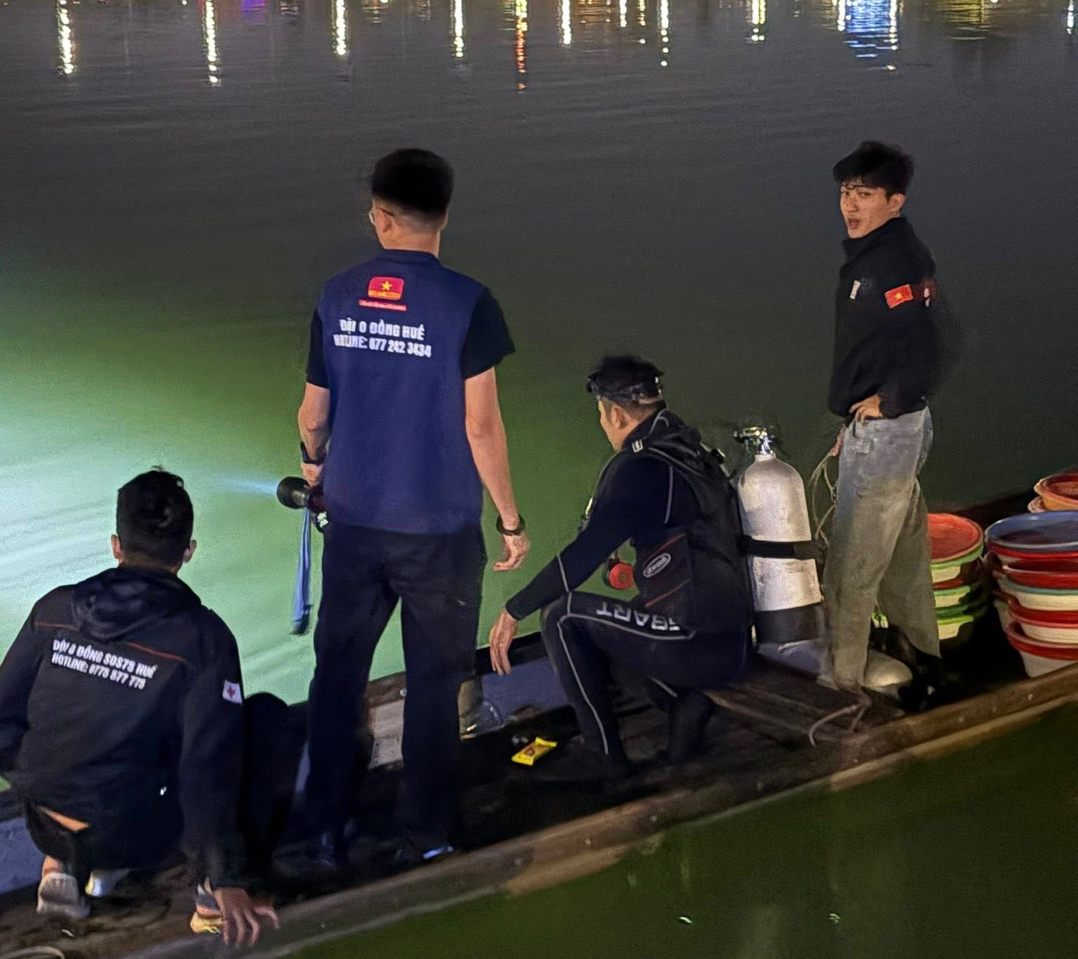 Quần thảo dưới sông Hương tìm kiếm 2 lượng vàng người dân đánh rơi插图 Quần thảo dưới sông Hương tìm kiếm 2 lượng vàng người dân đánh rơi插图