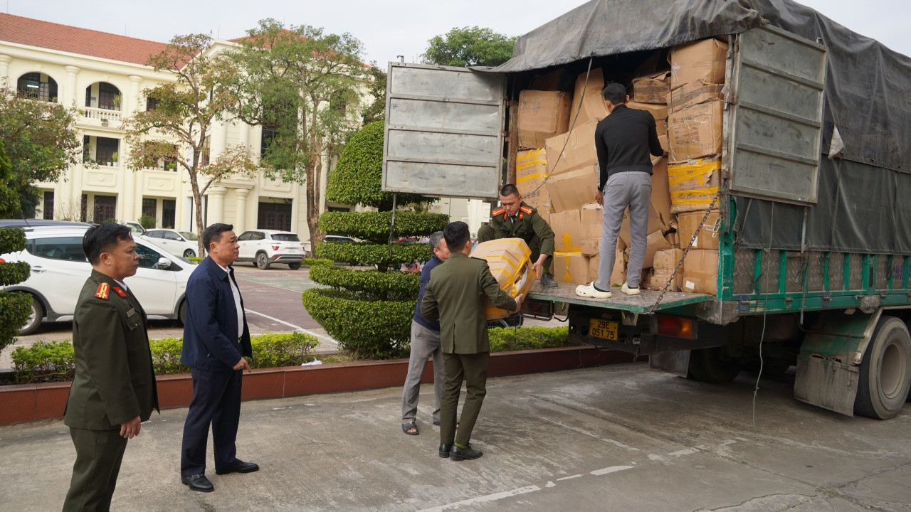 Buôn 25 tấn mỹ phẩm giả từ Trung Quốc, bán qua Facebook và Shopee thu lợi hàng chục tỉ đồng插图2 Buôn 25 tấn mỹ phẩm giả từ Trung Quốc, bán qua Facebook và Shopee thu lợi hàng chục tỉ đồng - Ảnh 3.