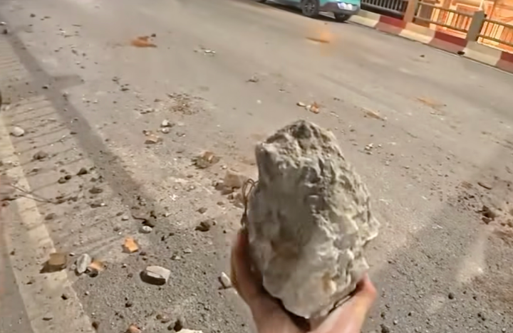 Nhiều mảng bê tông, gạch đá lớn trên trục Vành đai 2 trên cao - cầu Vĩnh Tuy.