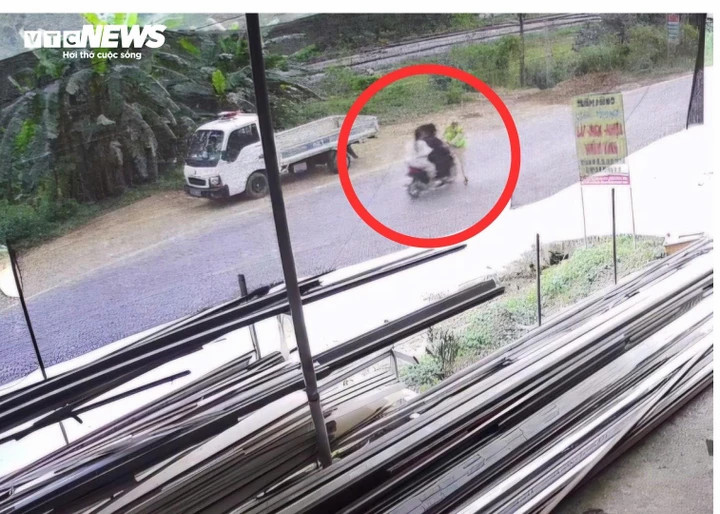 3 thanh thiếu niên đi xe máy không chấp hành hiệu lệnh, tông trực diện làm Thượng uý Phan Lâm Phương trọng thương. (Ảnh cắt từ clip)