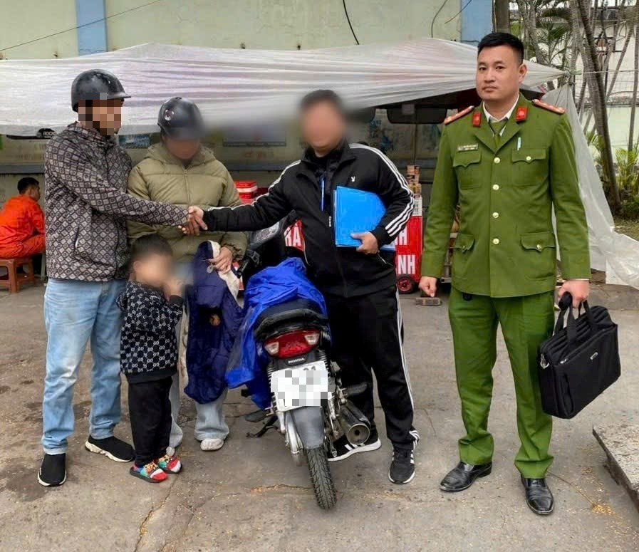 Hành động bất ngờ của người mẹ trẻ đưa con trai 4 tuổi lên cầu Bính định làm điều dại dột - Ảnh 2.