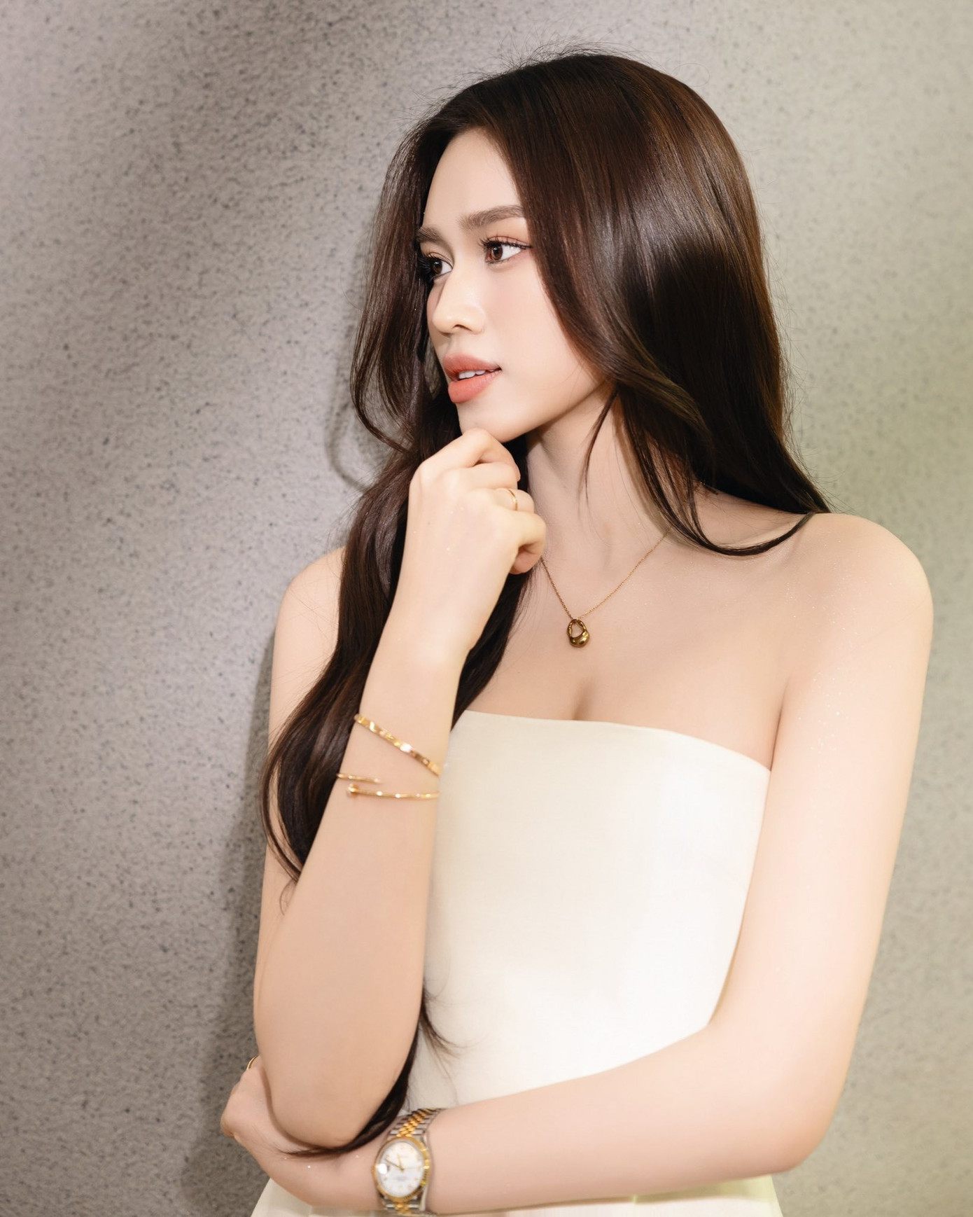 Hoa hậu Đỗ Thị Hà lộ vết thương ở chân, nguyên nhân là gì mà netizen đồng cảm?插图1 do-thi-ha-5.jpg