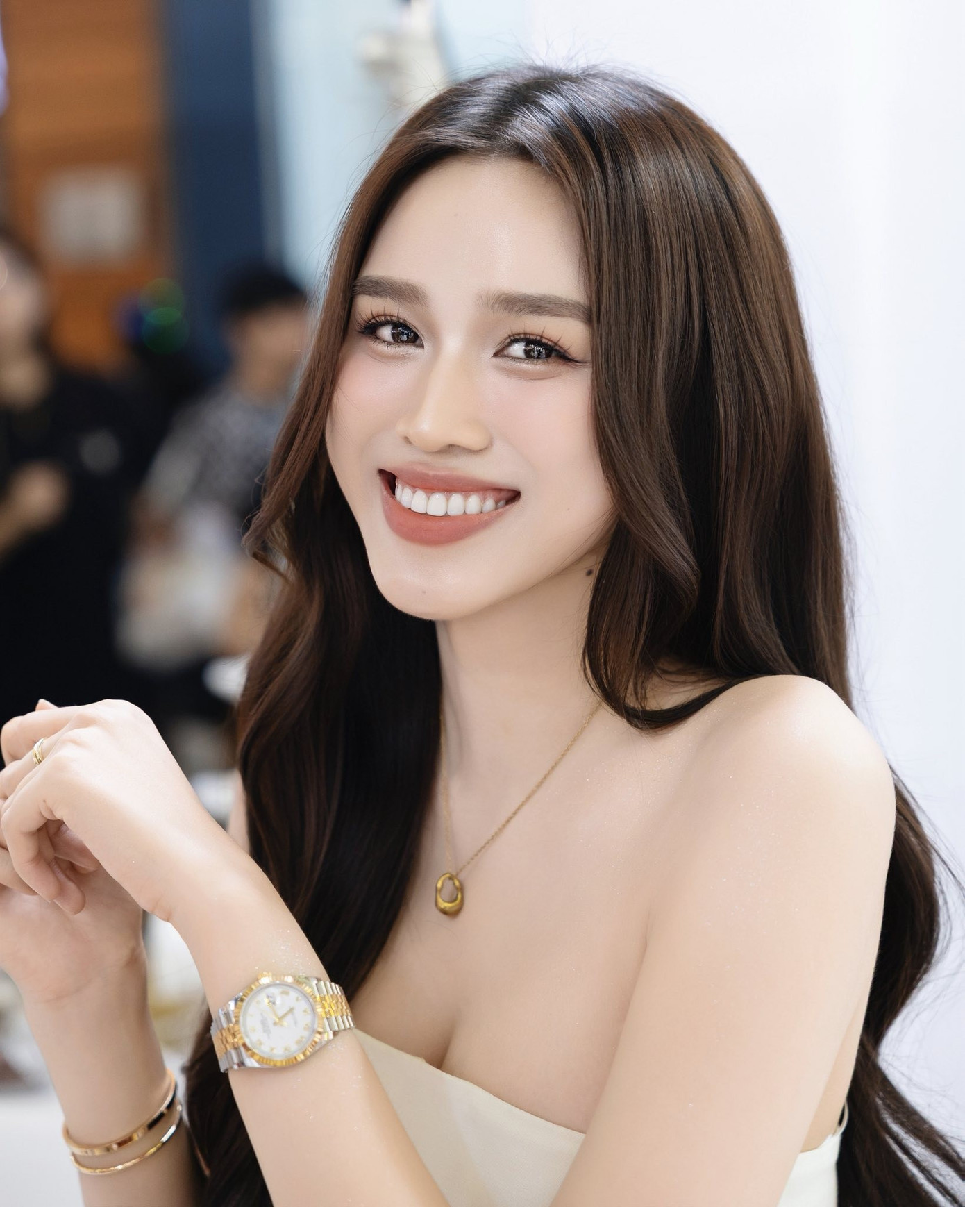 Hoa hậu Đỗ Thị Hà lộ vết thương ở chân, nguyên nhân là gì mà netizen đồng cảm?插图2 do-thi-ha-6.jpg