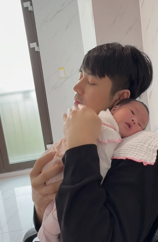 Phùng Đức Hiếu và thùy Linh mừng con gái đầy tháng , khoảnh khắc ấm áp gia đình - Ảnh 5.