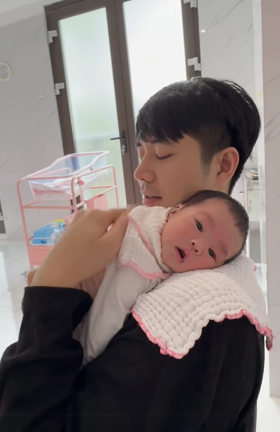 Phùng Đức Hiếu và thùy Linh mừng con gái đầy tháng , khoảnh khắc ấm áp gia đình - Ảnh 4.