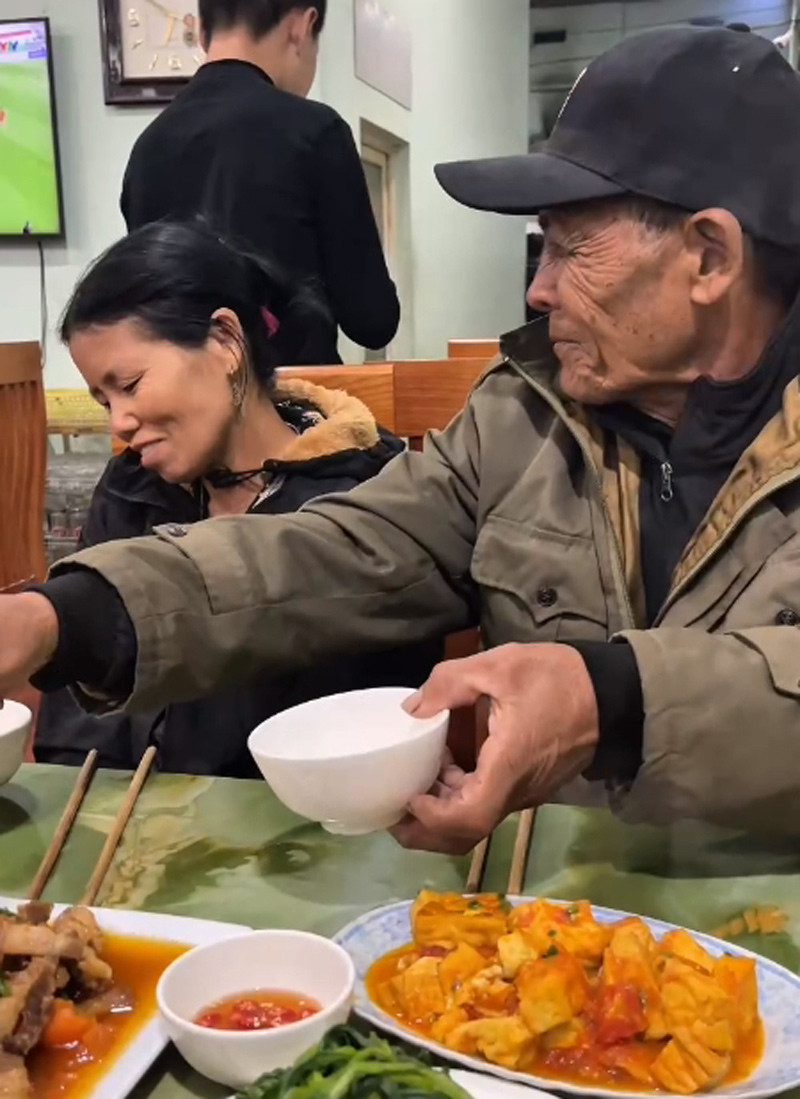 Ông lão 73 tuổi vượt 1.500km từ Đắk Lắk đến Sơn La gặp bạn gái quen qua mạng插图1 anh 2.jpg