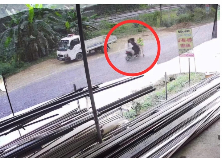 Sau khi bị xe máy chở 3 tông trọng thương, Thượng uý Phan Lâm Phương được đưa vào Bệnh viện Trung ương Huế điều trị trong tình trạng gãy xương đùi trái, tiên lượng ổn. (Ảnh cắt từ clip)