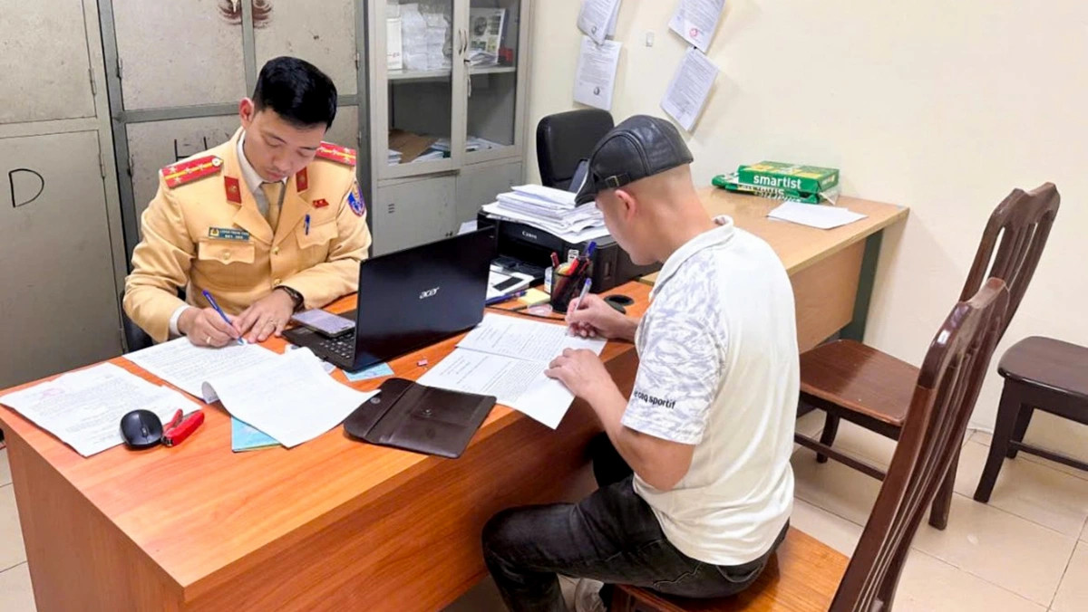 Tài xế ô tô đi vào làn dừng khẩn cấp trên Vành đai 3, Hà Nội bị phạt 5 triệu đồng插图 tai xe o to di vao lan dung khan cap tren vanh dai 3, ha noi bi phat 5 trieu dong hinh anh 1