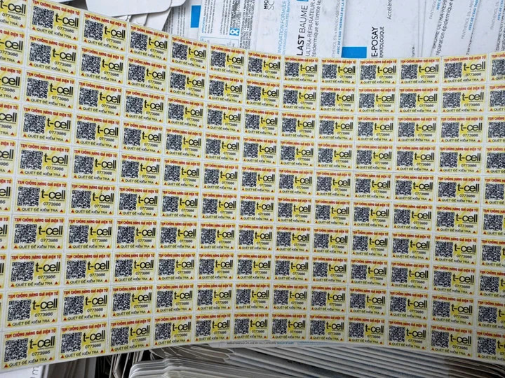 Tem chống hàng giả được nhóm người dán lên các sản phẩm mỹ phẩm giả nhằm lừa dối khách hàng. (Ảnh: Công an Quảng Trị)