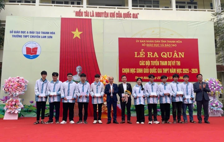 Lê Duy Khánh (thứ 4 từ trái qua) tại Lễ ra quân các đội tuyển tham dự Kỳ thi Học sinh giỏi quốc gia 2025 - 2026 tại trường THPT Chuyên Lam Sơn, Thanh Hoá.