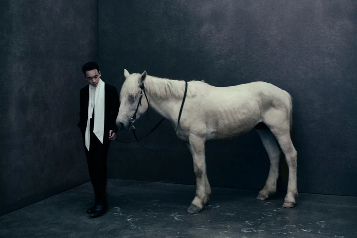 Những ngày qua, một vài hình ảnh trong bộ ảnh cưới đã được chia sẻ trên mạng xã hội, thu hút sự quan tâm của công chúng