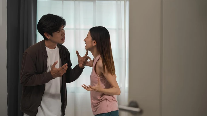 Nhiều đôi vợ chồng trẻ xung đột vì chuyện quà biếu Tết. (Ảnh minh họa: iStock)