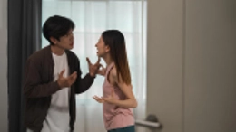 Nhiều đôi vợ chồng trẻ xung đột vì chuyện quà biếu Tết. (Ảnh minh họa: iStock)