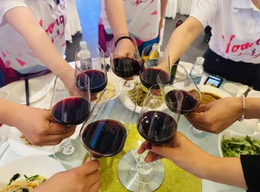 Đi họp lớp 40 năm, bố chồng mang về một chiếc vòng vàng khiến mẹ chồng nghẹn đắng - Ảnh 1.