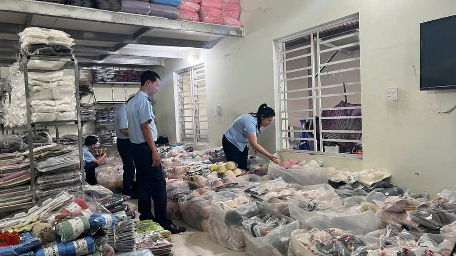 Gia Lai: Tạm giữ gần 1.000 sản phẩm nghi giả mạo nhãn hiệu Lacoste, Nike - Ảnh 1.