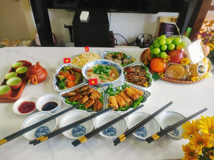 Mâm cơm chay dâng ban Phật ngày rằm tháng 7.