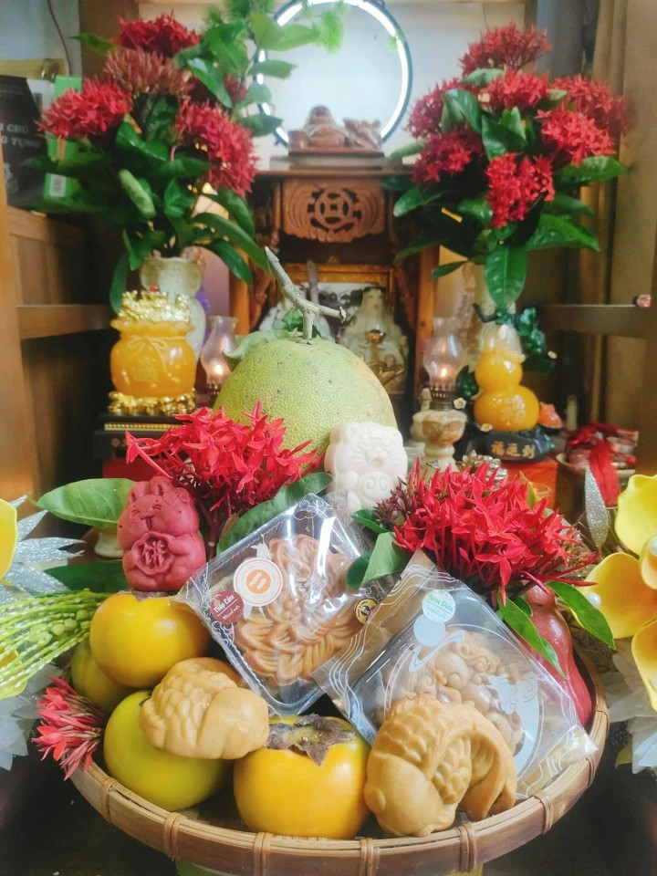 Mâm lễ rằm tháng 8 với bánh nướng bánh dẻo tự làm.