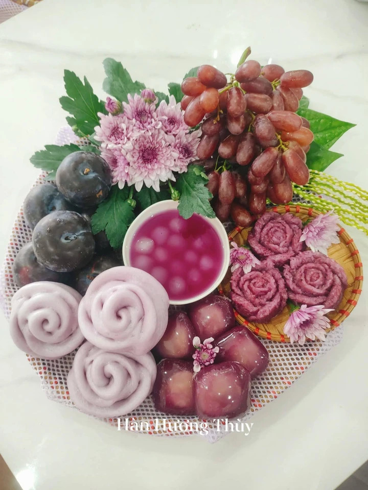 Mâm lễ mùng 1 tháng 6 nhuận, màu tím từ lá nếp cẩm, nấu lấy nước tạo màu làm xôi, bánh xu xê, bánh bao và chè.