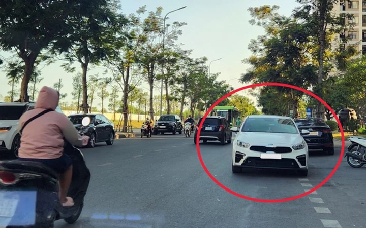 Năm 2026, điều khiển ô tô, xe máy đi ngược chiều bị phạt bao nhiêu?插图 Người điều khiển ô tô đi ngược chiều sẽ bị xử phạt rất nặng.