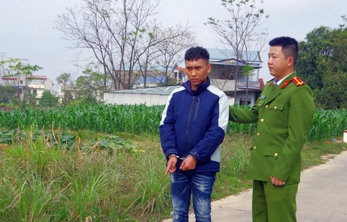 Bắt nhóm đối tượng sàm sỡ cô gái, tấn công người bạn trai khi đi bão插图1