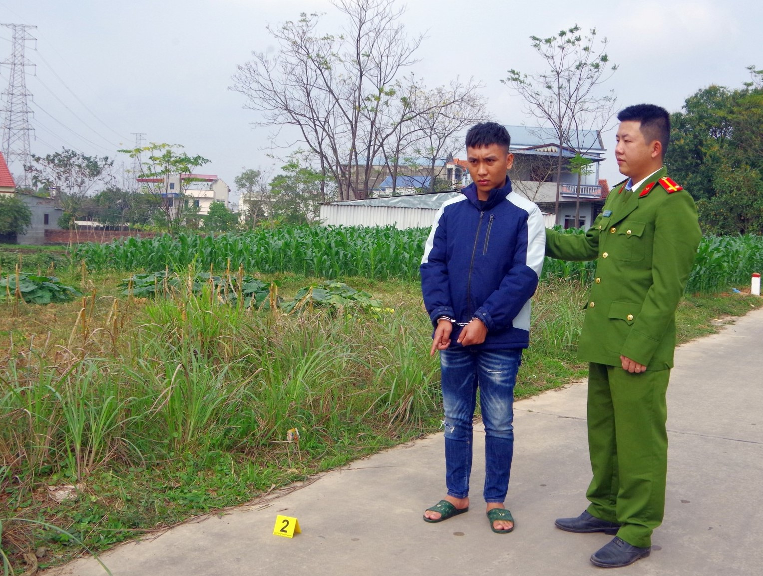 Đi xe đạp một mình, bé gái 13 tuổi bị sàm sở, hiếp dâm - Ảnh 1.